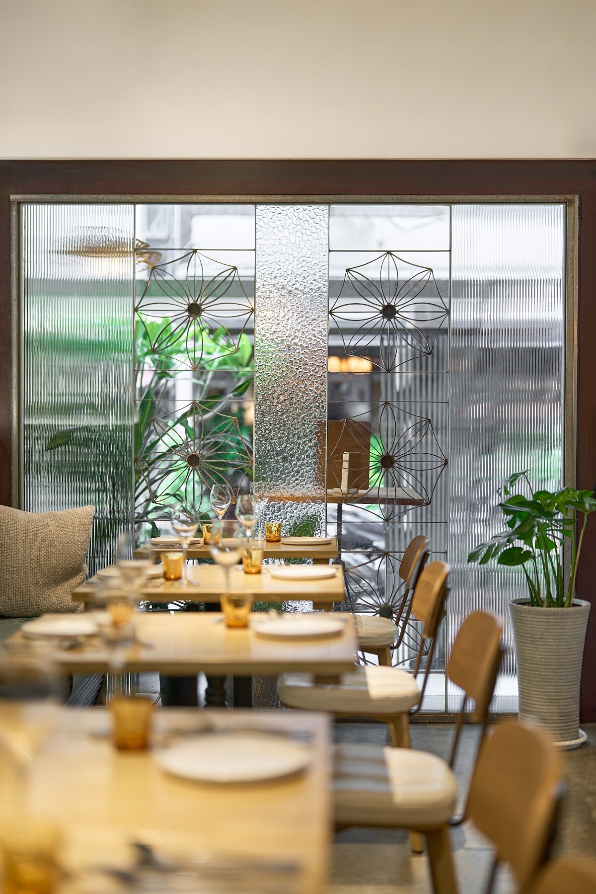 Sunbird 致力為消費者打造熱情友善、輕鬆無拘束的用餐環境與氣氛，創造仿佛沈浸在大自然中的自在愜意。