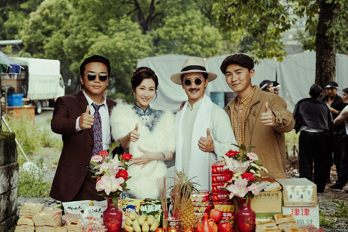 MV劇照：阿跨面（左）、曾莞婷（左二）、高英軒（右二）、王水源（右一）