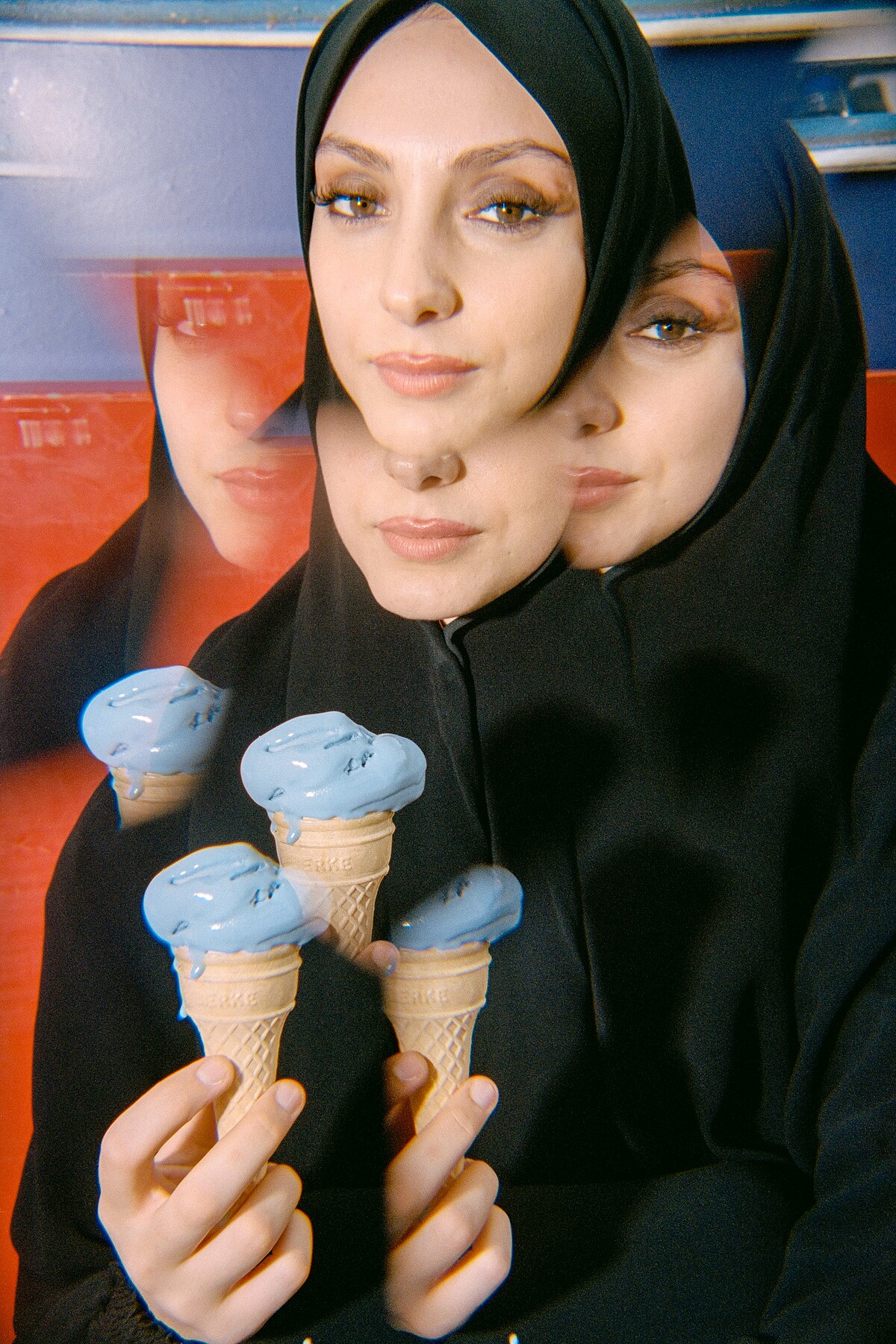 Sabiha &Ccedil;imen｜《Sare 的藍色冰淇淋》（Sare&rsquo;s Blue Ice Cream），伊斯坦堡，2023年，Loock｜&copy; Sabiha &Ccedil;imen / Magnum Photos, Courtesy LOOCK, Berlin