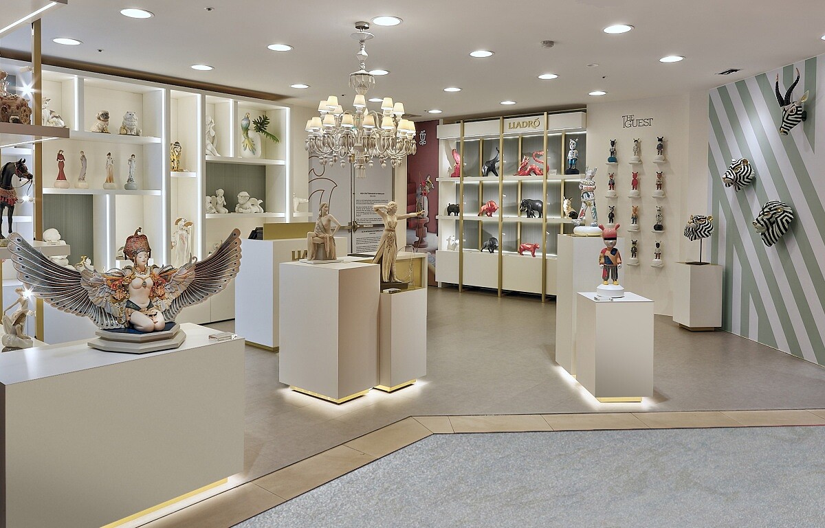 「LLADR&Oacute; 雅緻瓷偶」全台唯一的形象概念店開幕。