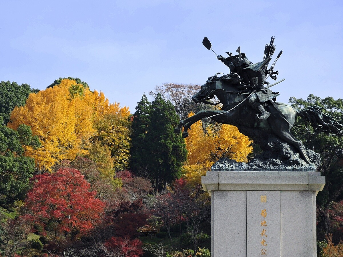 菊池市市民廣場的騎馬像。