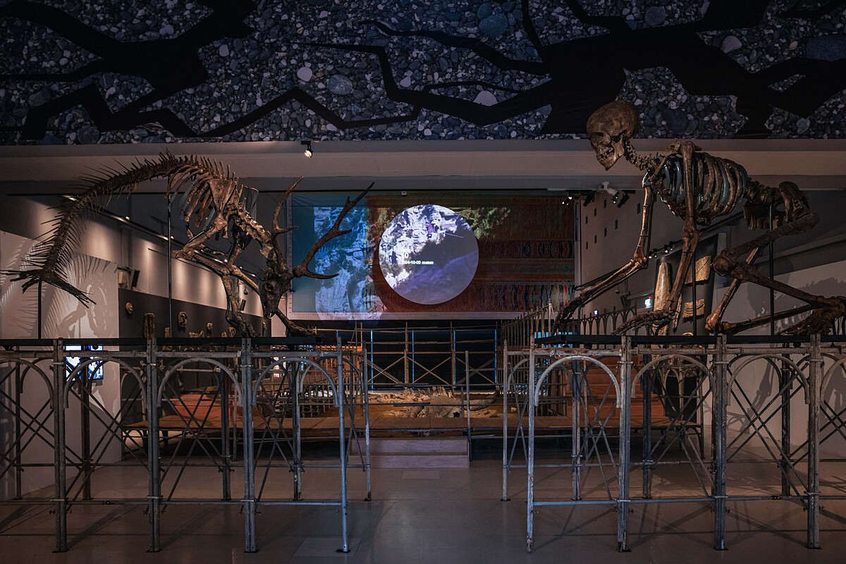 涂維政《地震博物館》〈巨人斯金納1號〉（右）與〈巨獸鯊鹿兒2號〉（右），2020，裝置，342x156xH238cm / 342x156xH200cm，圖檔由哇大創意提供。