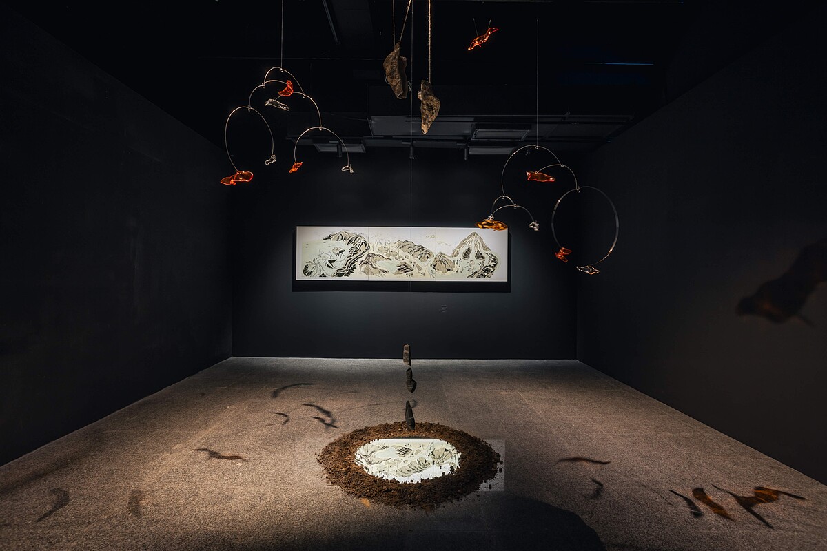 Ali Istanda胡家瑜〈山，與山〉，2024，樹脂版畫／裝置，尺寸依場地而定，圖檔由哇大創意提供。