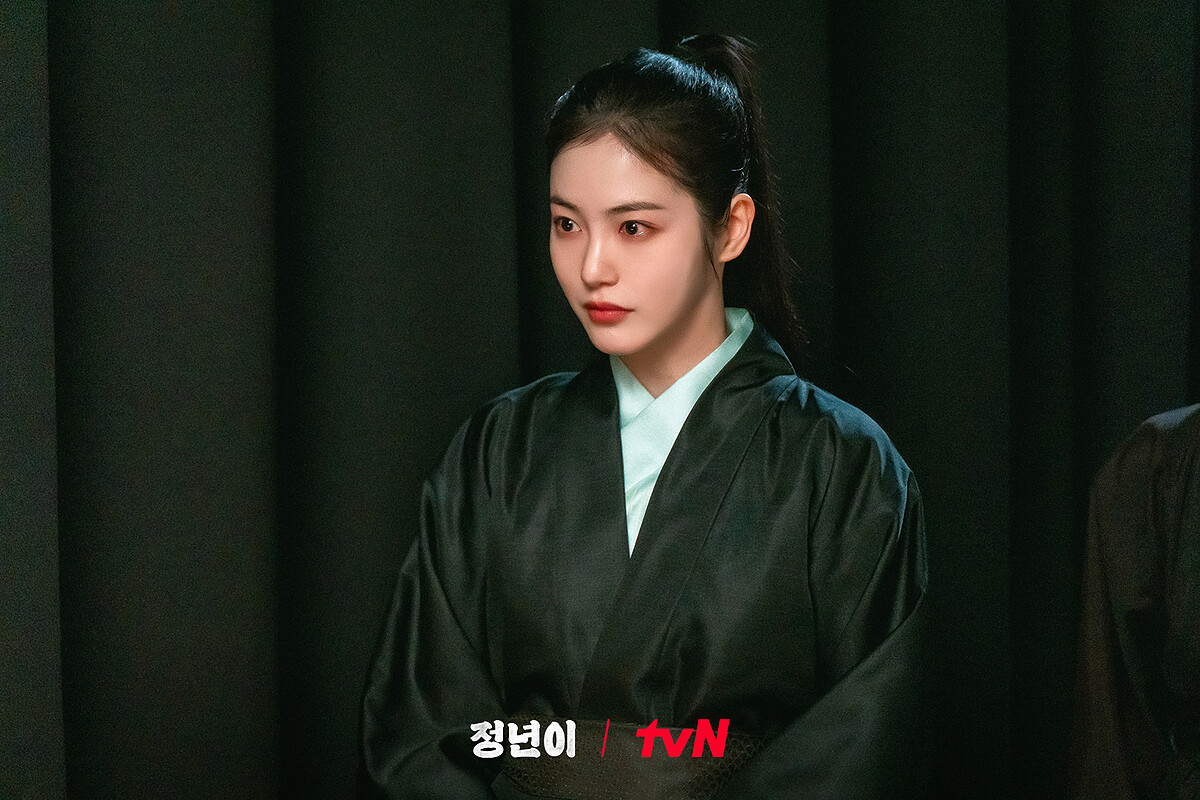 英諝欽佩正年的天賦但並不忌妒，只期待自己成長有朝一日正面對決，得到王子文鈺瓊的掌聲