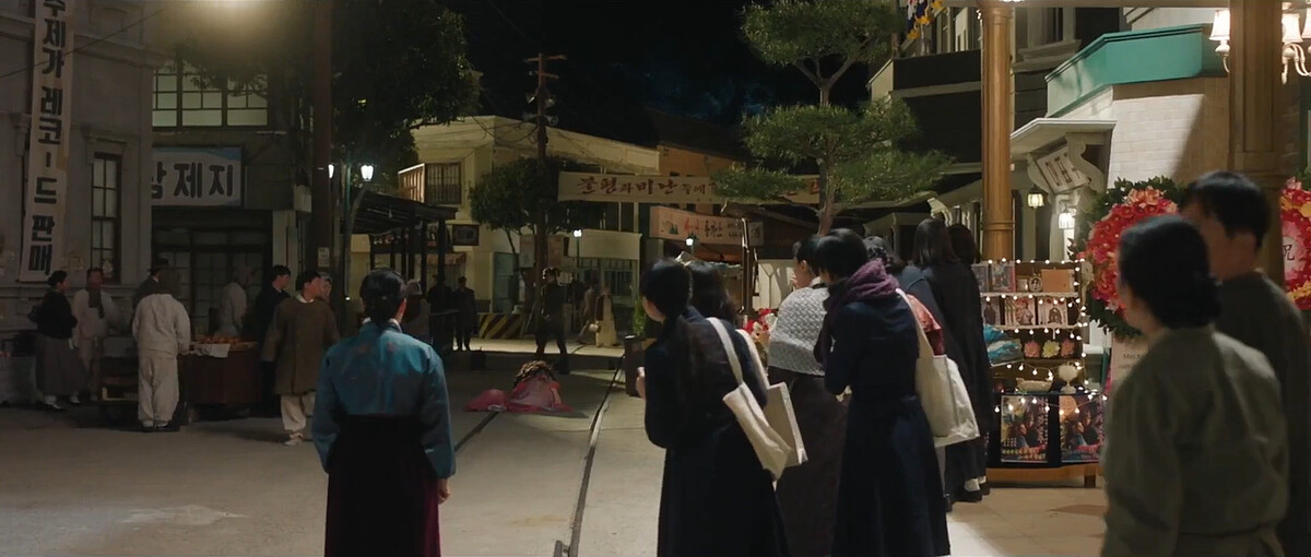 姜團長叫喚、徐慧朗哭倒在馬路上，文鈺瓊甩都不甩揚場而去，圍在劇團外的粉絲驚覺不對勁