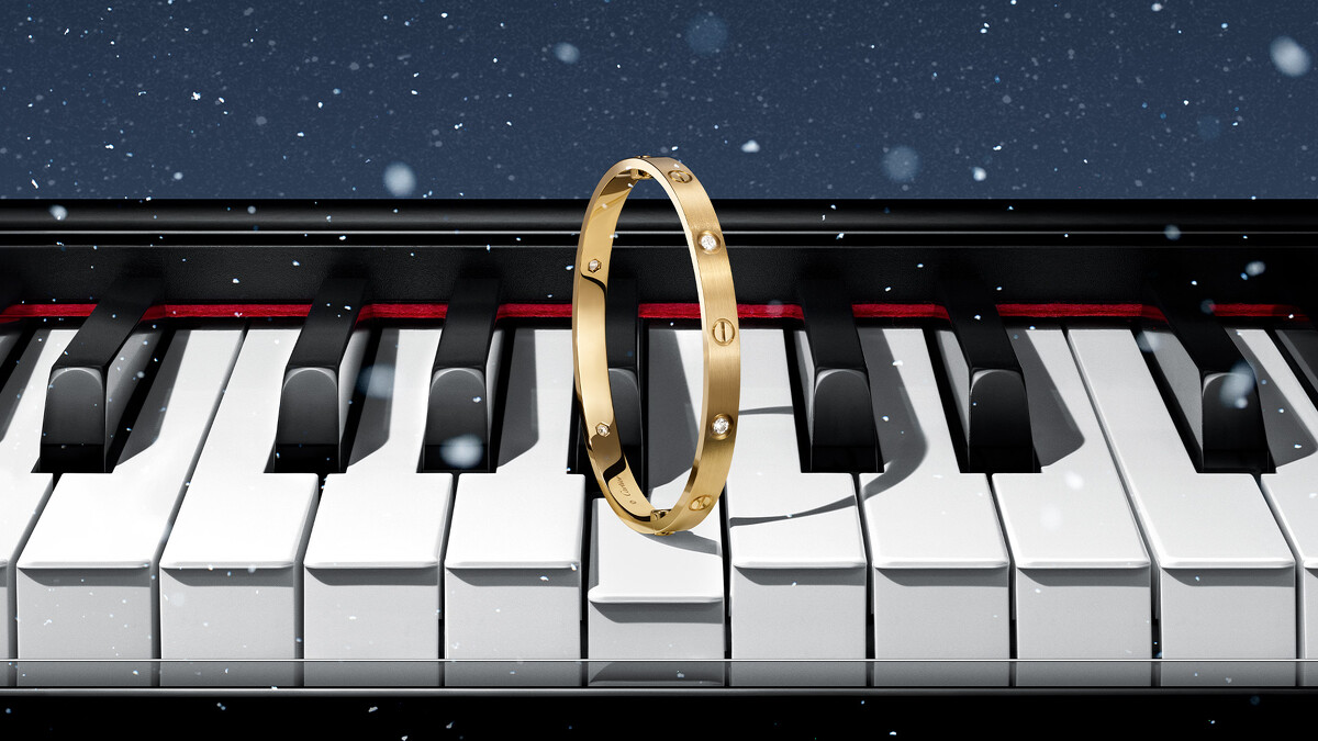 Love霧面處理18K金手環，鑲嵌4顆總重0.42克拉圓形明亮式切割鑽石。