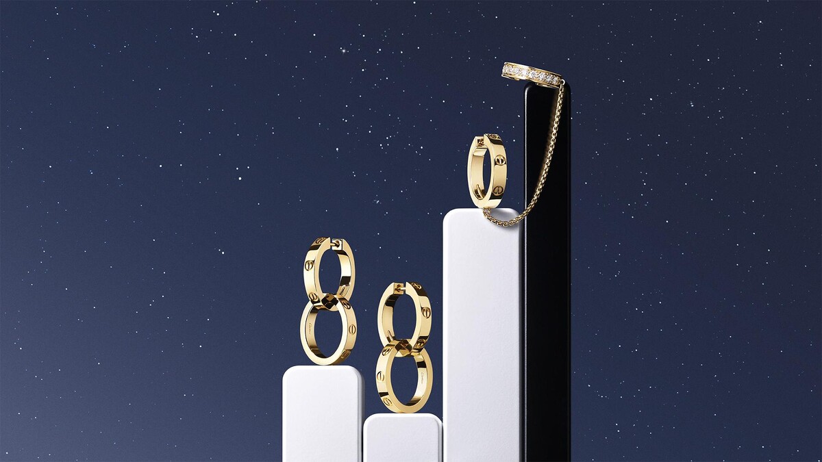 Love 18K金雙圈耳環（左）、Love 18K金鑲鑽單邊耳環。