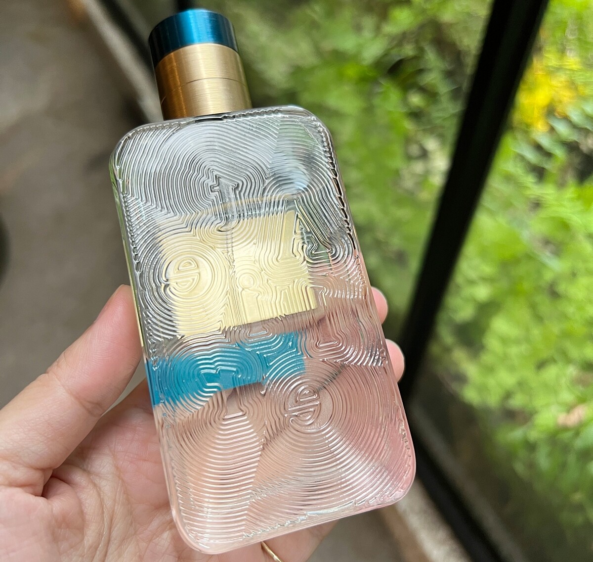 Atelier Cologne法國歐瓏Absolue精醇系列香水瓶身背面。