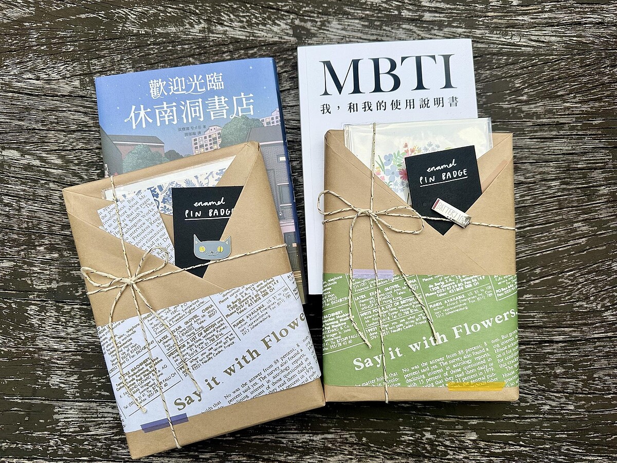 誠品生活時光加碼傳愛，11/8-12/25誠品會員單筆滿 1,500 元，即隨機贈送限量覆面書禮物組！