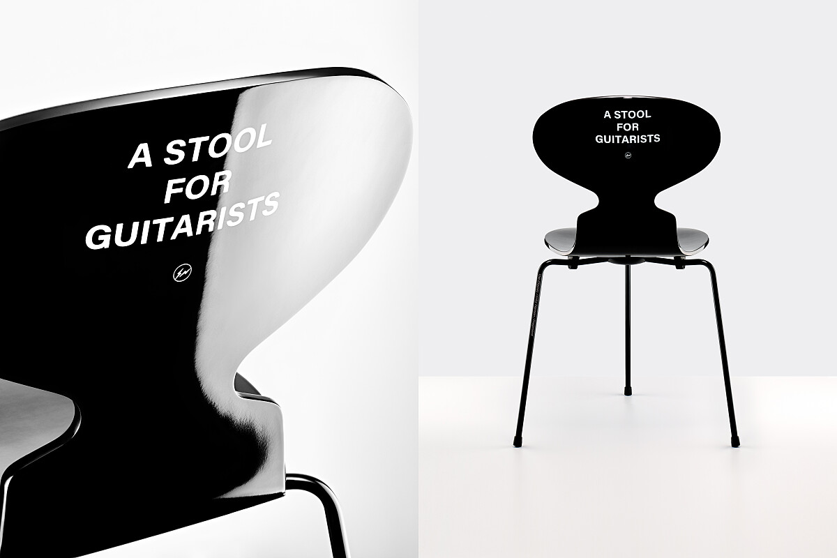 三腳結構、鋼琴烤漆、椅背上醒目的「A STOOL FOR GUITARISTS」白色標語。