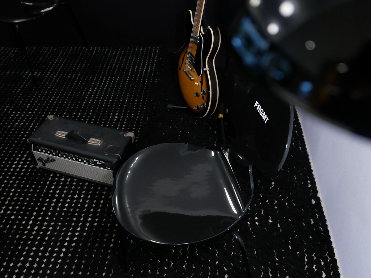 「A STOOL FOR GUITARISTS」一上市就秒殺完售。