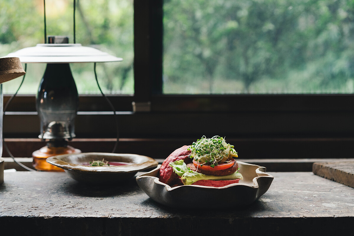 粉紅午宴的特色,特製化粉紅漢堡,代表東西方交融。