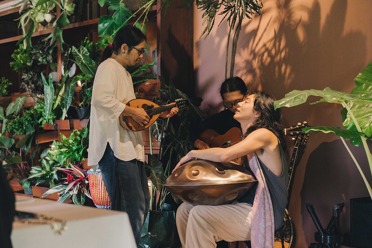 此場宴會也邀請世界音樂團體泰元臨場一起來共襄盛舉,結合空間環境策展搭配音樂五感,激發飲食上的心流感受,讓吃不只是吃,人與人的交流更自在並且心對心。