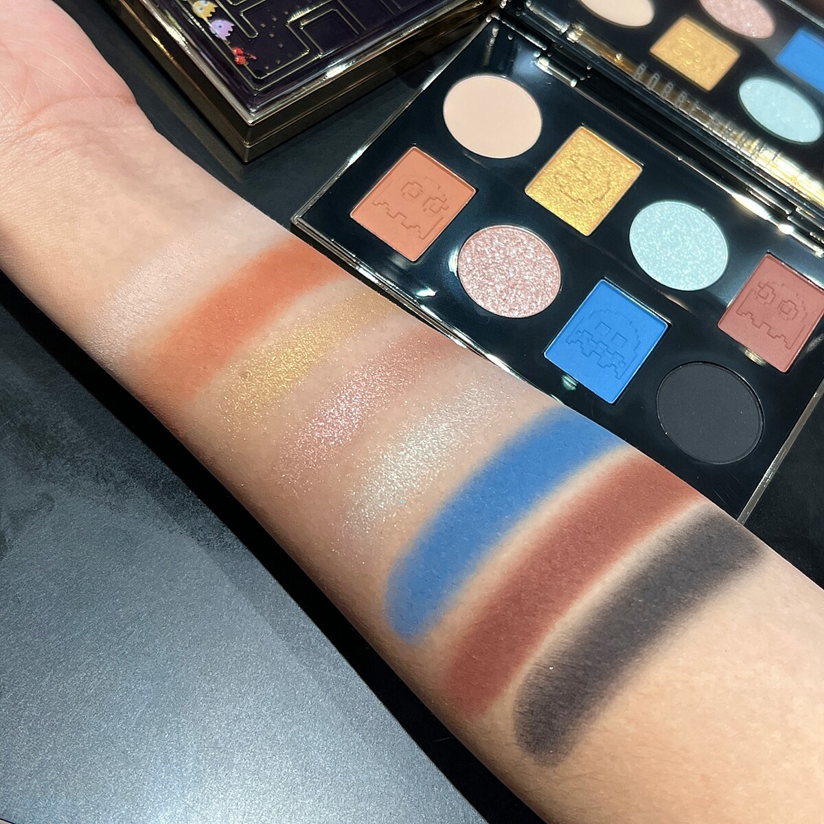 Bobbi Brown芭比波朗PAC-MAN 8色眼影盤手部試色。