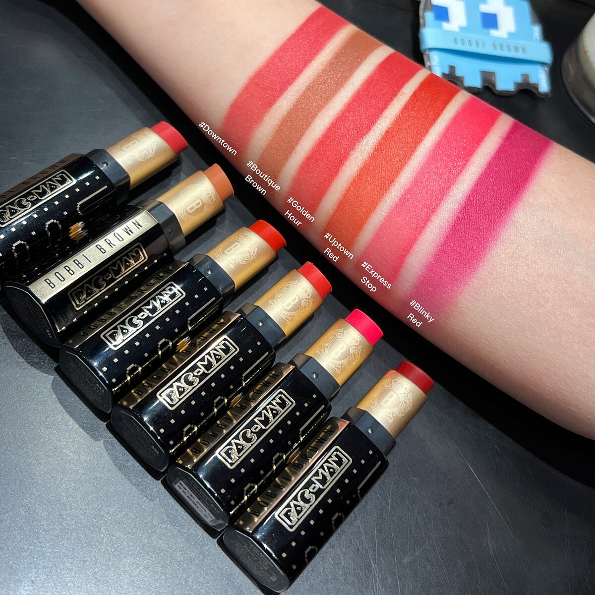 Bobbi Brown芭比波朗柔霧慕斯唇膏PAC-MAN版(左起)#Downtown、#Boutique Brown、#Golden Hour、#Uptown Red、#Express Stop、#Blinky Red手部試色。