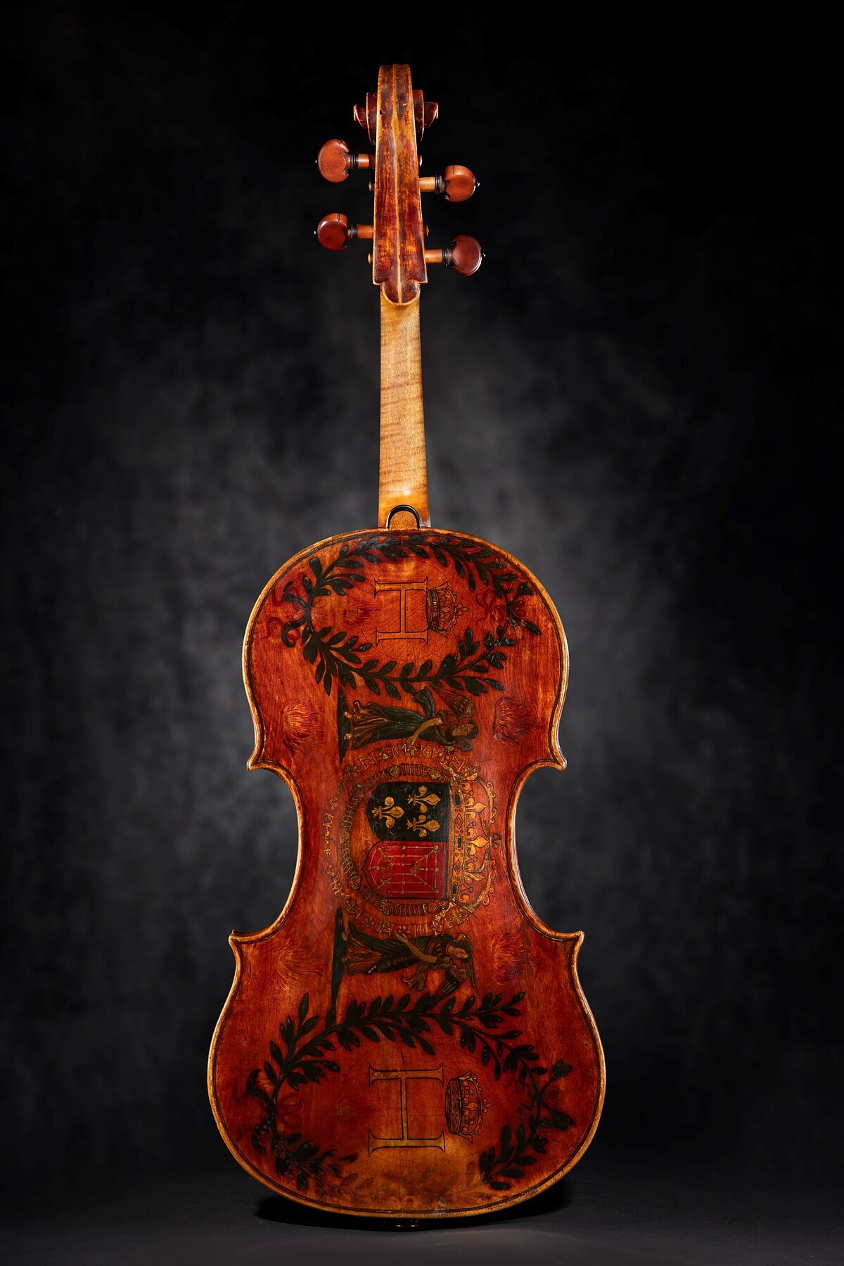 皇家名琴「亨利四世」，此中提琴擁有珍貴的法國皇室徽章。