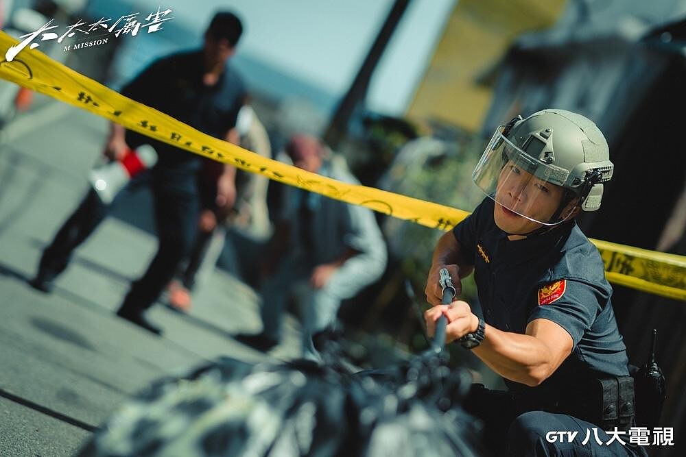 禾浩辰、游安順一起組成本次的天兵警探。