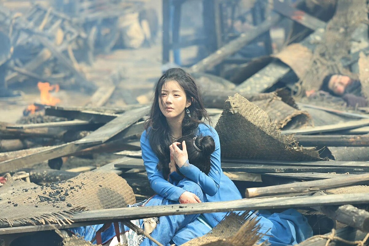 「端午」抱著中箭傷亡的「小蝦米」，從半夜哭到天亮，悲痛至極。