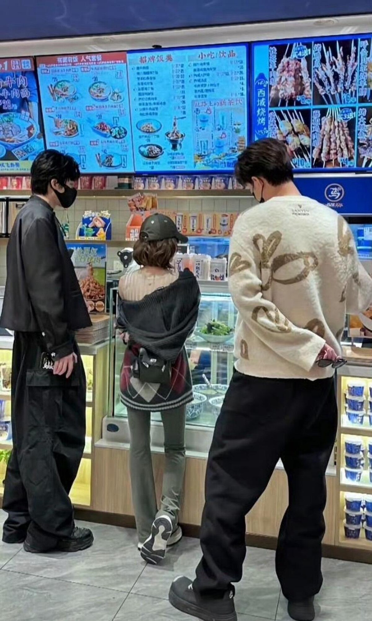 劉宇寧（左起）、趙露思與唐曉天被拍到直播前的身高萌背影。