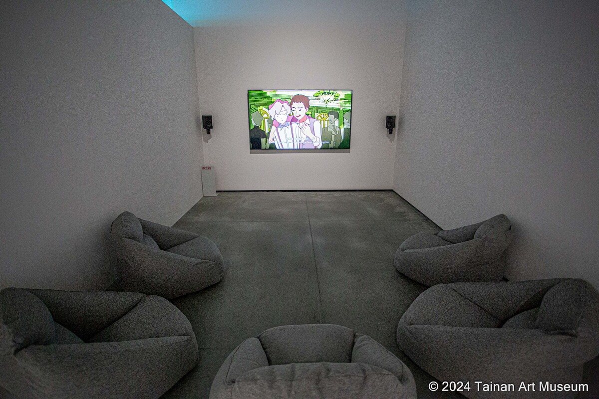 可在舒適的沙發放觀賞以日治時期大稻埕為背景的全臺語配音動畫《竇蓮魁》。（南美館提供）