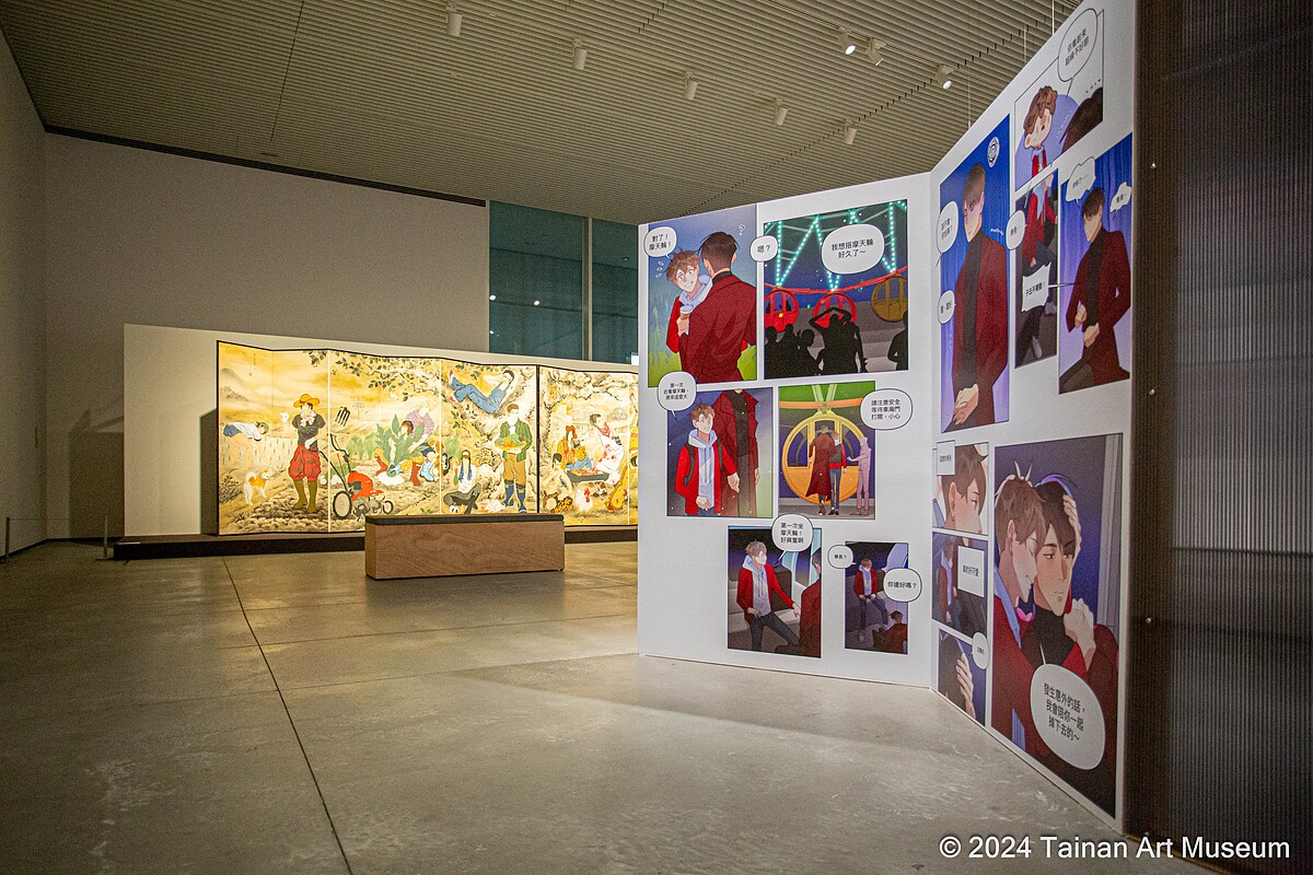 漫畫家餅乾的超人氣BL漫畫《我的室友帥哥學長》在展覽中以巨型的漫書書翻頁方式呈現。（南美館提供）