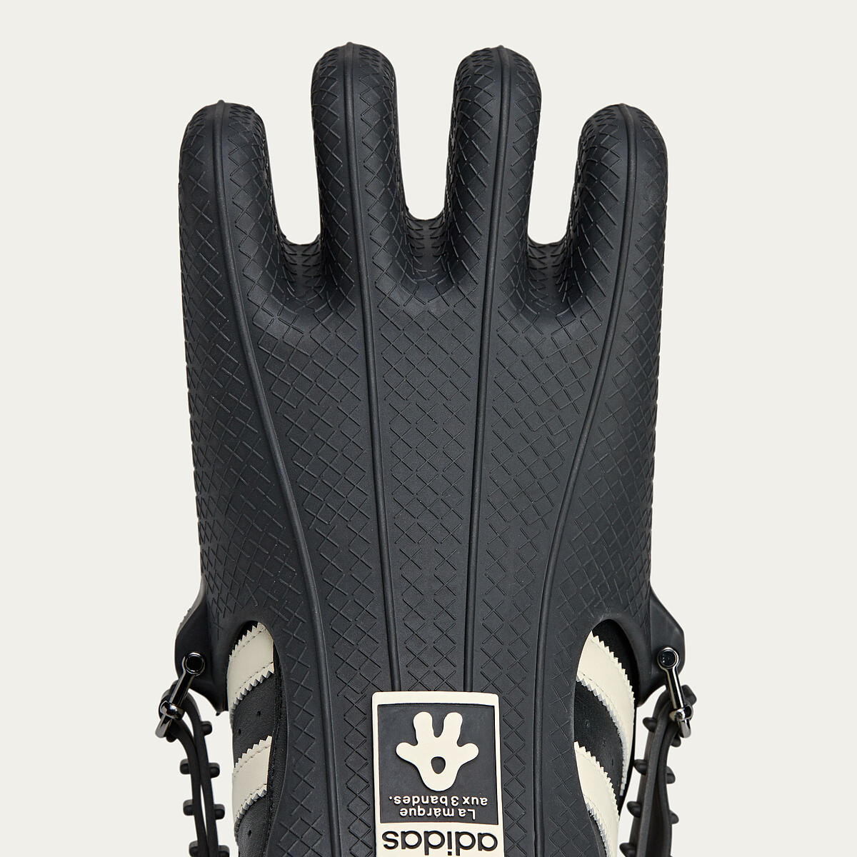 adidas Originals X Avavav SUPERFINGER SUPERSTAR NT$8,200。