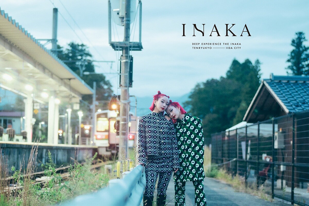 形象照找來時尚圈寵兒「鈴木姐妹」Aya 與 Ami 拍攝。