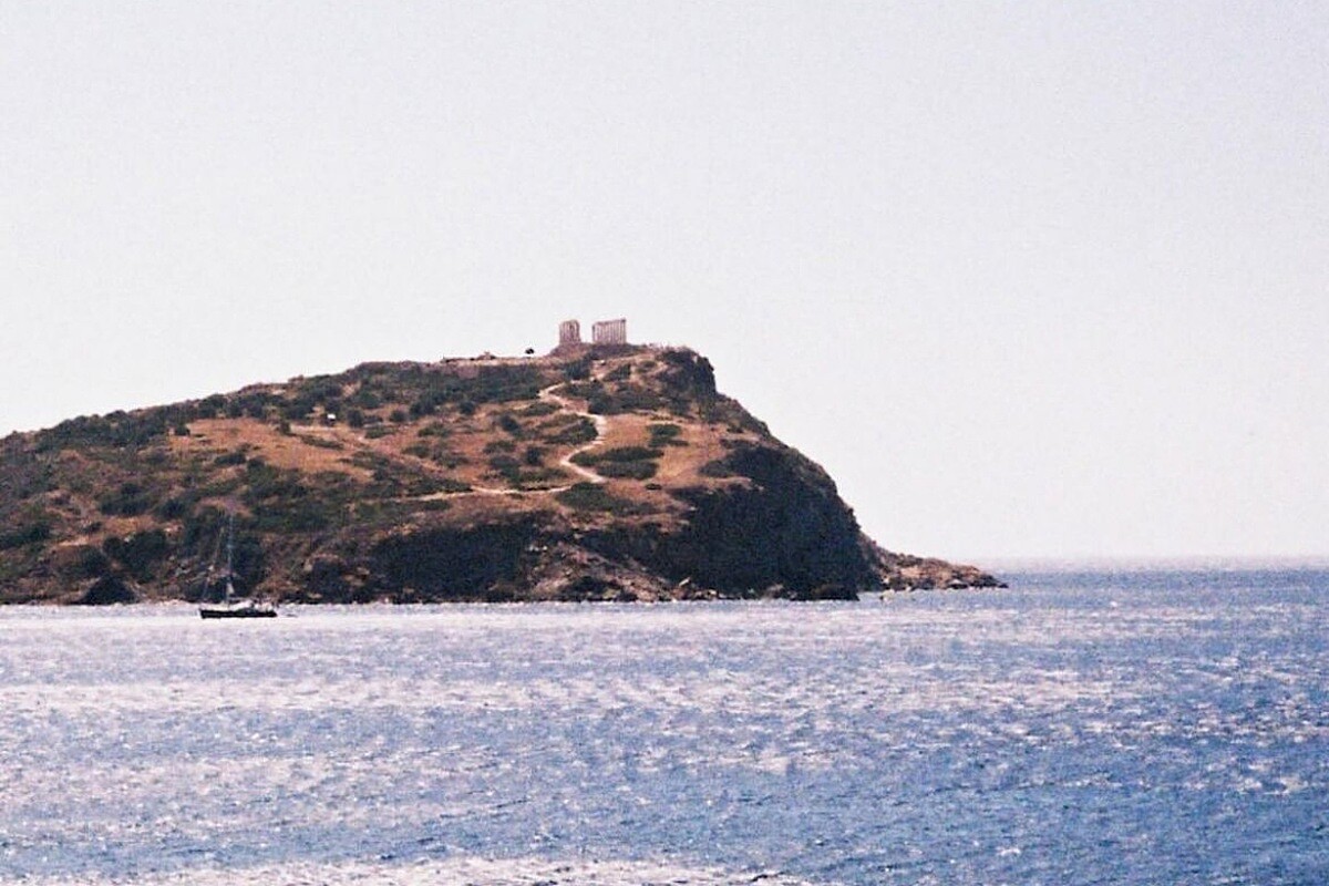 環繞著絕美的湛藍愛琴海。