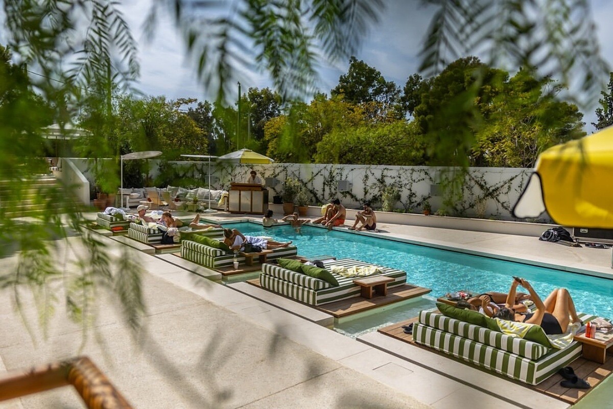 一樓有泳池俱樂部空間。