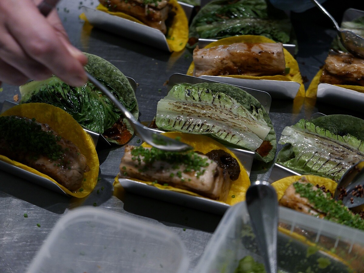 現場製作「脆皮五花豬」塔可。