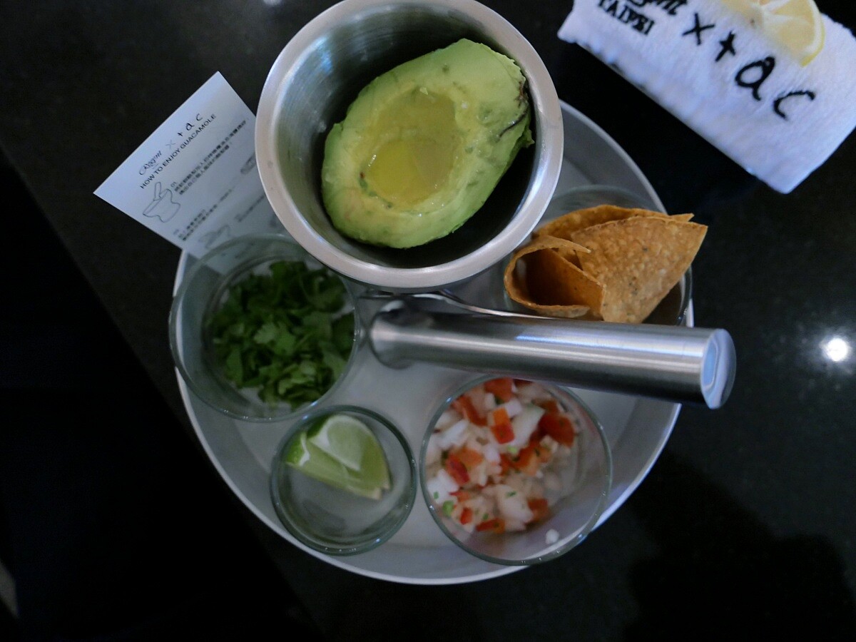 店內的招牌料理之一「DIY手作酪梨盤」。