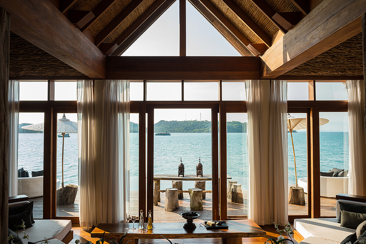 每個別墅空間設計靈感來自柬埔寨漁村，並淋漓盡致的展現了島嶼熱帶風情。