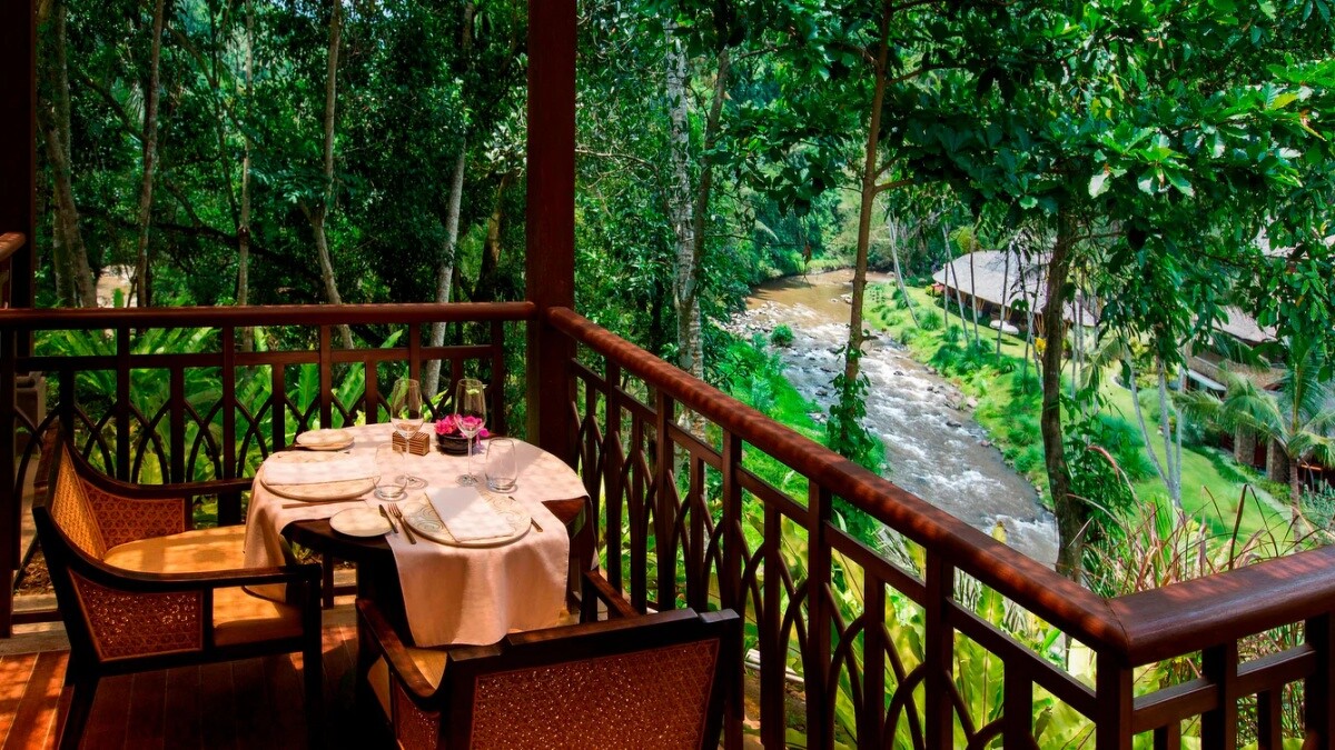 酒店緊鄰阿漾河。