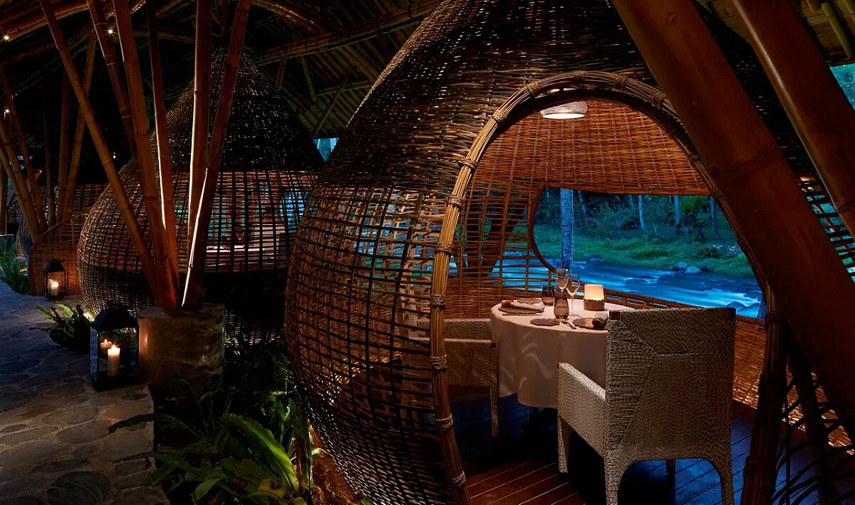 以九個竹製小亭構成獨特又私密的用餐空間。