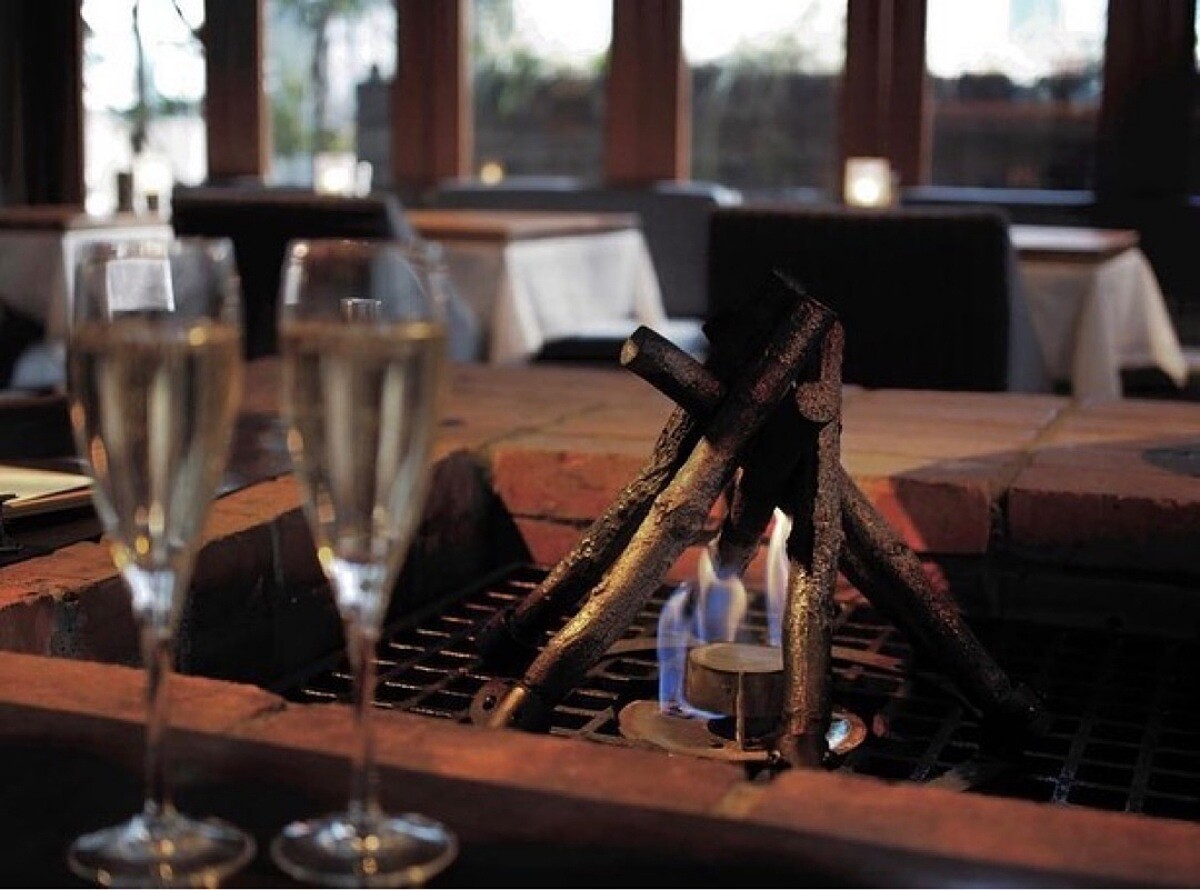 「MERCER BRUNCH」空間中最具代表的「火爐」帶來了溫暖，也為空間營造出故事感。