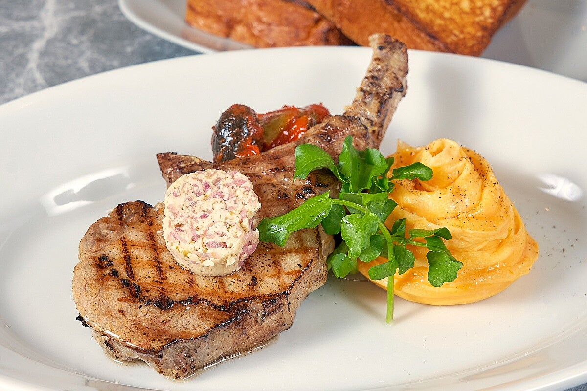 伊比利法式戰斧豬排。