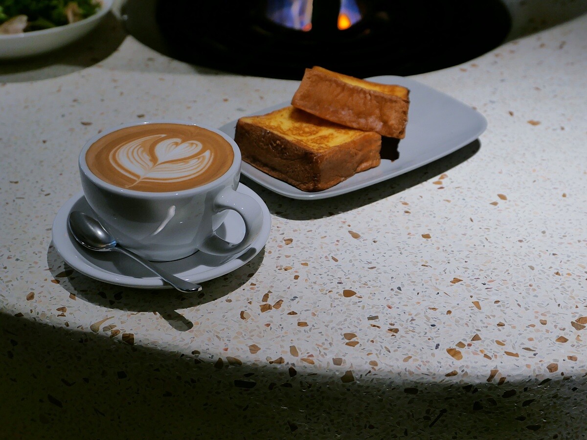 咖啡使以義大利「La Marzocco」咖啡機萃取製作的。