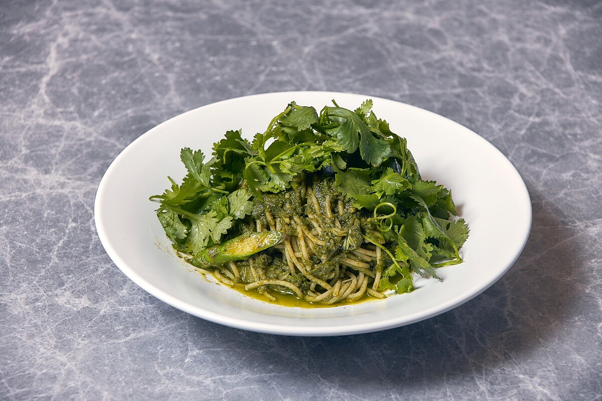 蟹肉蘆筍香菜青醬麵。