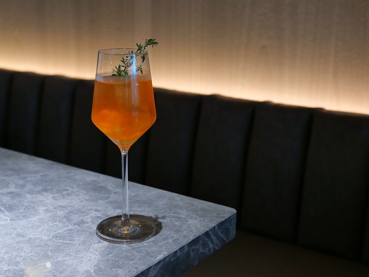 在「MERCER BRUNCH」享用早午餐不僅能喝到香醇的咖啡，也能品味香檳、調酒、自然酒等等，選擇相當多元。