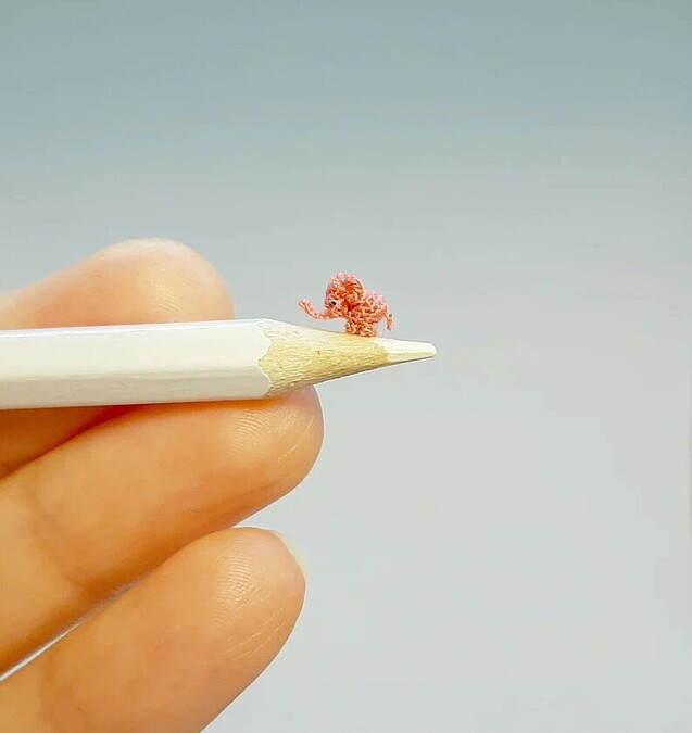 看啥小&mdash;微型藝術博物館_Lucia Dolgopolova《Pink Crochet Elephant》