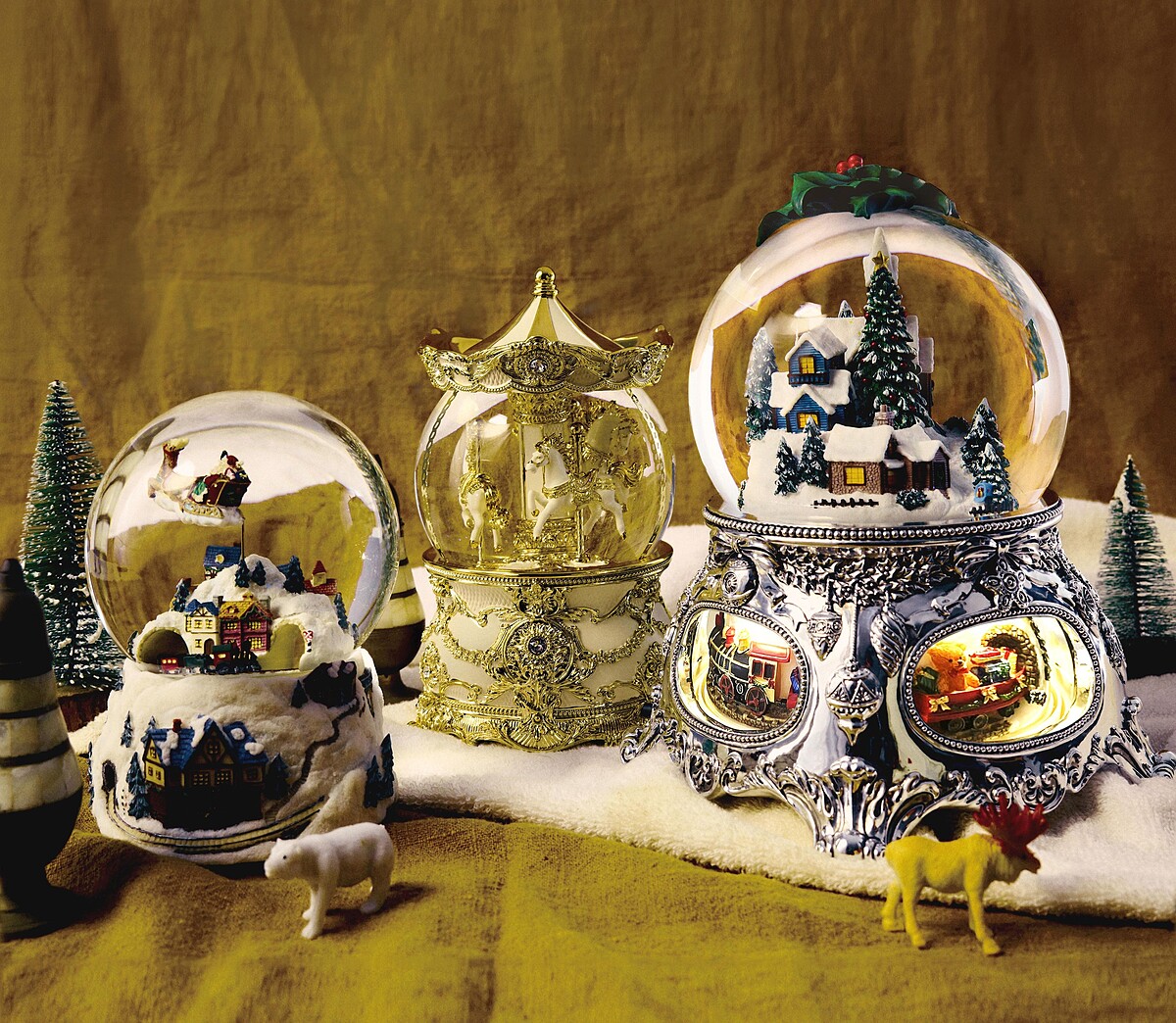 (左起)幸福的雪白聖誕，NT2,380、華麗金旋轉木馬，NT3,280、夢幻列車歡樂頌 聖誕 水晶球音樂盒 NT5,980 all by 讚爾