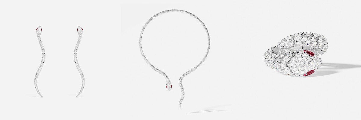 左：密鑲KAA垂墜耳環 NT10,500， 中：密鑲KAA纏繞式項圈 NT20,000，右：密鑲KAA戒指NT5,200