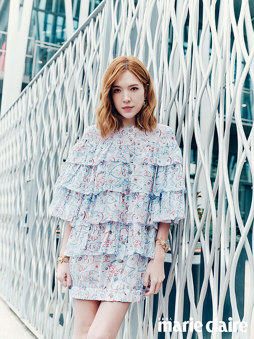 Chanel 2021/22 M&eacute;tiers d'art 工坊系列正是於「Le19M」盛大舉辦，彼時以此宣告藝術新基地的誕生，也更為此系列注入建築語彙呼應，用刺繡圖紋打造鮮明的幾何紋理。