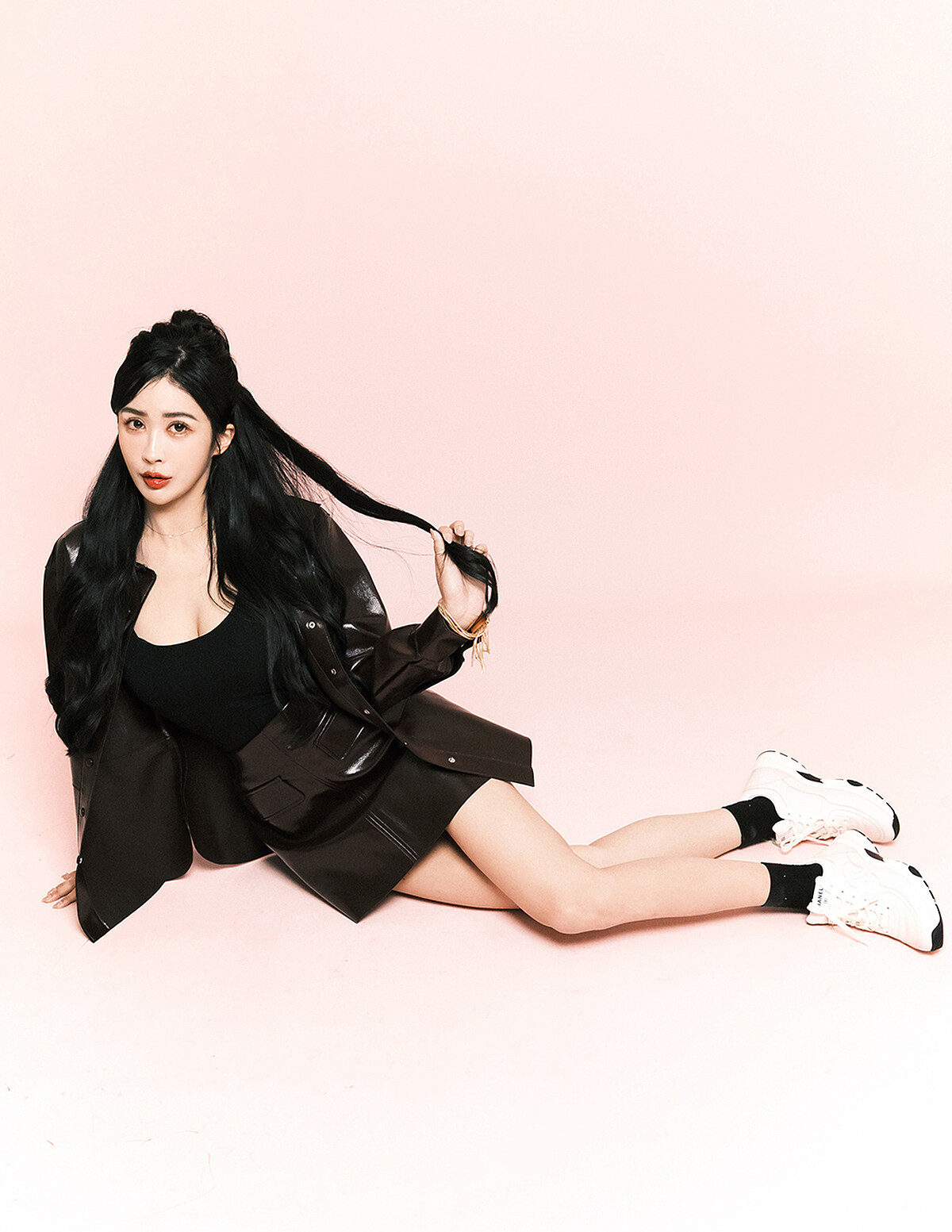 酒紅皮衣 、酒紅皮裙 、金色流蘇手環 ，all by H&M studio。