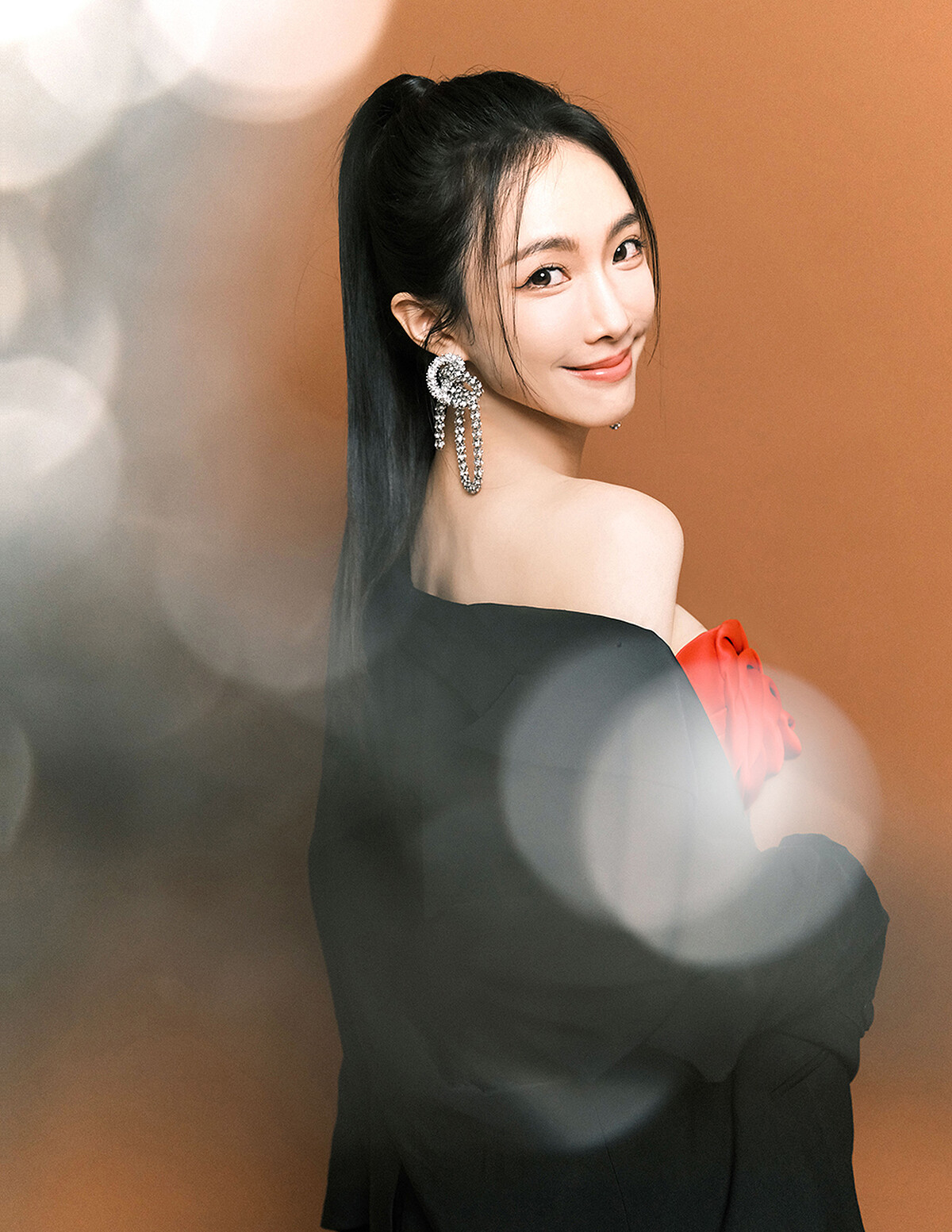 紅色花朵背心 、紅色短裙，both by Marc Jacobs；黑色西裝外套， H&M Studio。