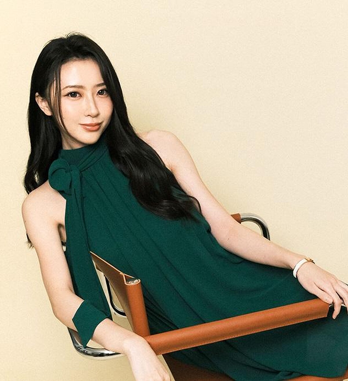 綠色雪紡短洋裝， Alice Olivia。