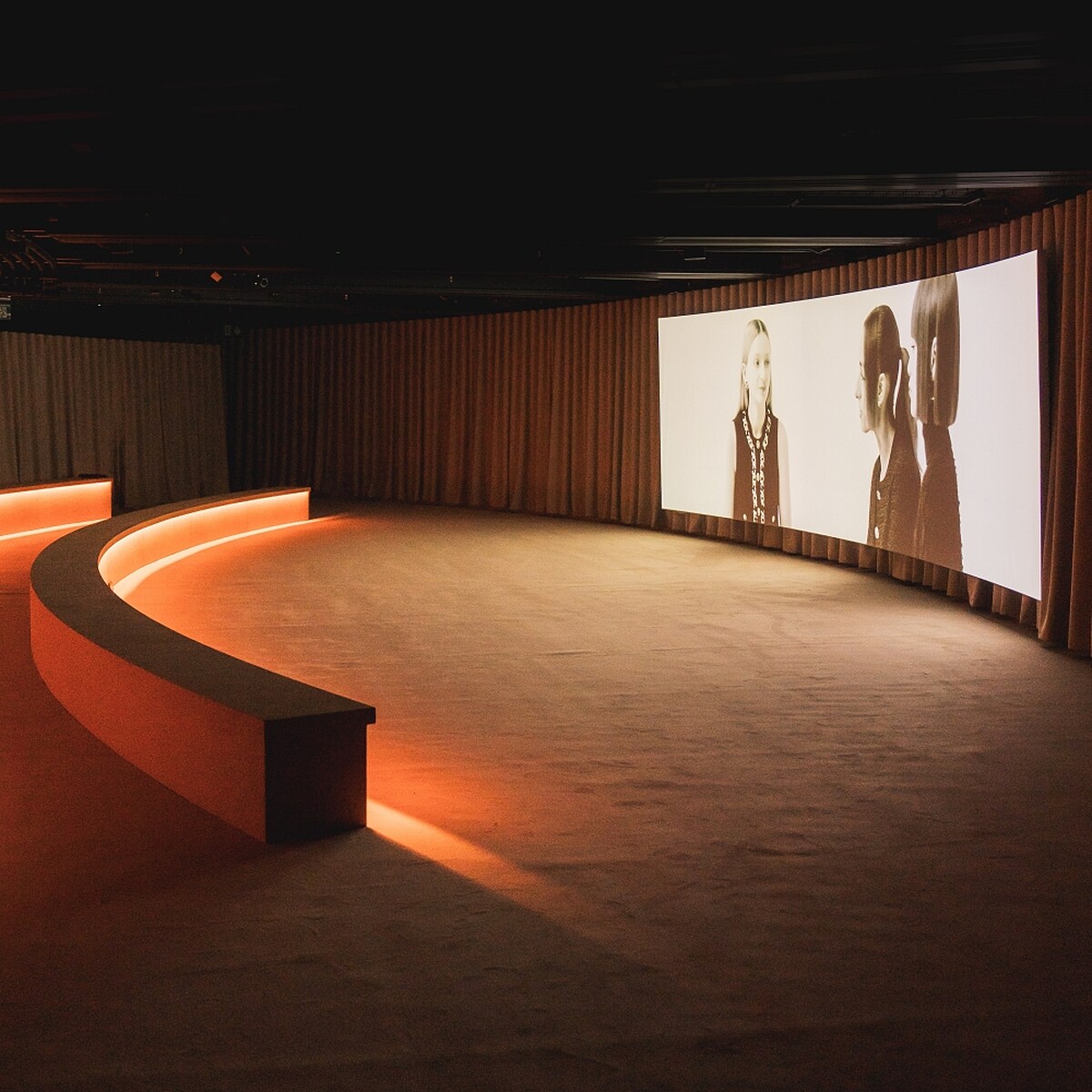 CHANEL香奈兒《具風格魅力的色彩》活動放映迷你紀錄片展示Cometes Collective團隊如何將風格魅力(Allure)的精神融入彩妝工作中。