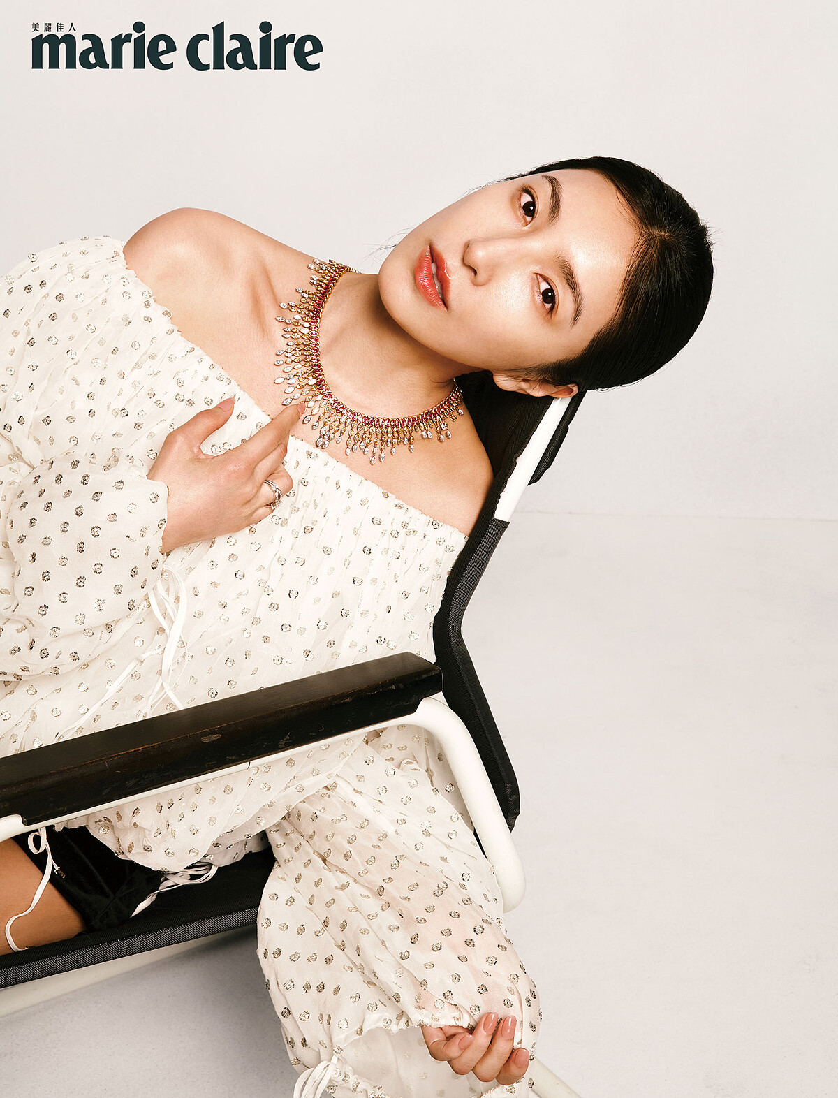 白色真絲原點緹花露肩上衣、黑色天鵝絨短褲，both by Chlo&eacute;；Sunlight Journey頂級珠寶系列鉑金黃鑽項鍊，Piaget。