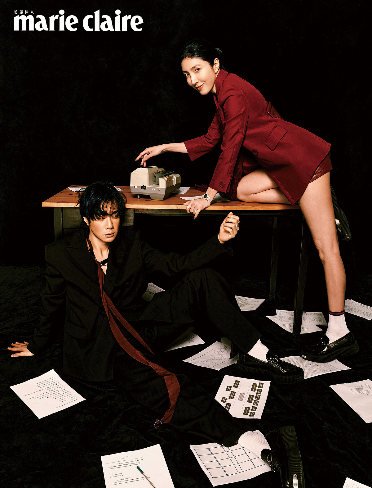 (楊謹華）羊毛真絲卡迪布Ancroa紅外套、Ancroa紅皮革短褲、白色短襪、Horsebit橡膠厚底樂福鞋；all by Gucci；Limelight Gala系列18K白金砂金石鑽石珠寶腕錶、鉑金單鑽戒指、Possession系列18K白金鑽石戒指，all by Piaget。（薛仕凌）混色GG水鑽刺繡夾克、混色GG水鑽刺繡短褲、白色短襪、Horsebit橡膠厚底樂福鞋；all by Gucci；Possession系列18K玫瑰金宮廷式雕刻飾紋鑽石手鐲、戒指、18K白金宮廷式雕刻飾紋鑽石手鐲，all by Piaget。