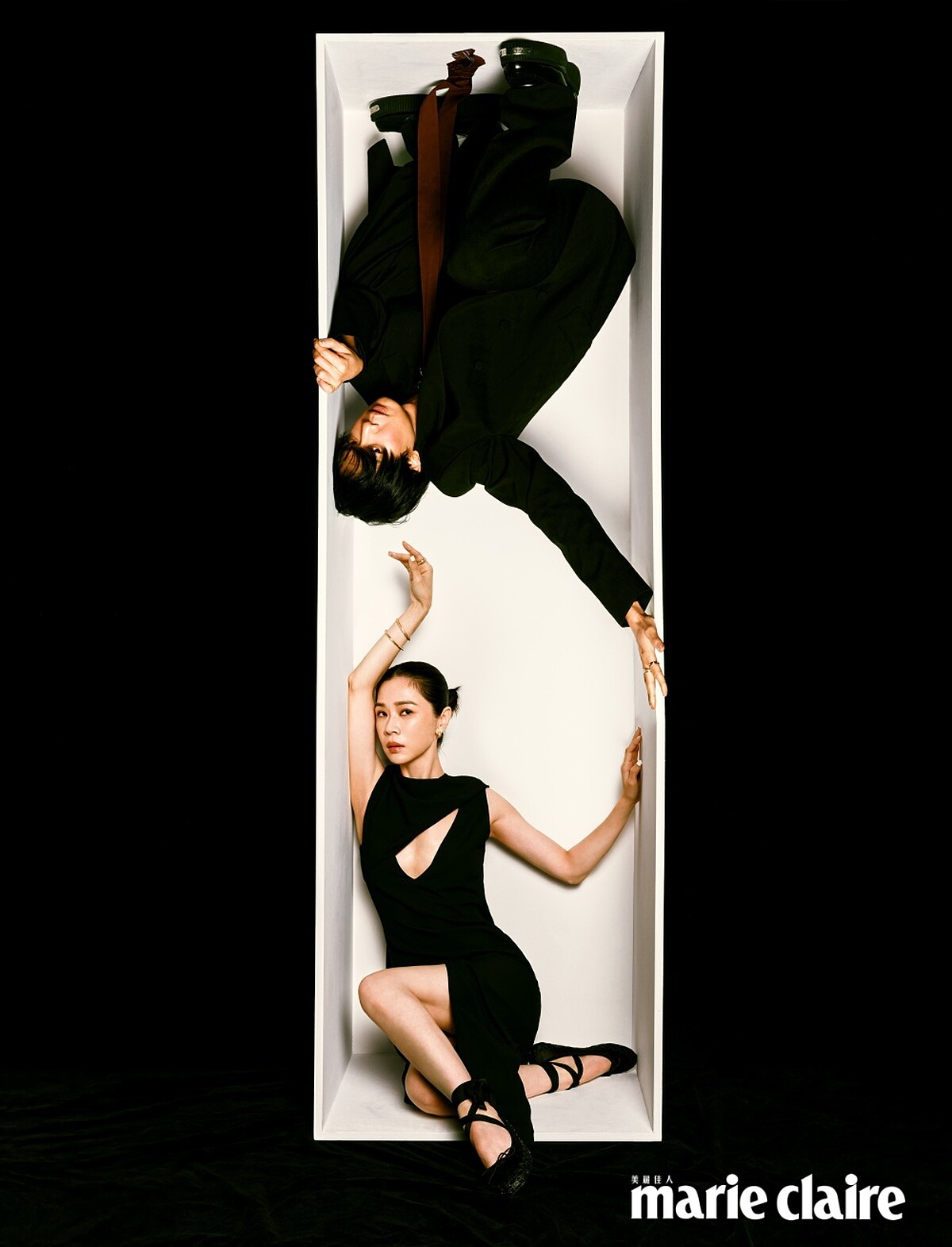 (謝盈萱)黑色深 V 晚裝、黑色綁帶芭蕾舞鞋，both by Gucci；Possession系列18K玫瑰金土耳其石手鐲、宮廷式雕刻飾紋鑽石手鐲、耳環、戒指，all by Piaget。（薛仕凌）混色GG水鑽刺繡夾克、混色GG水鑽刺繡短褲、白色短襪、Horsebit橡膠厚底樂福鞋；all by Gucci；Possession系列18K玫瑰金宮廷式雕刻飾紋鑽石手鐲、戒指、18K白金宮廷式雕刻飾紋鑽石手鐲，all by Piaget。